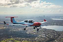 VH-YWQ One of the four new Diamond DA40 NG aircraft.jpg